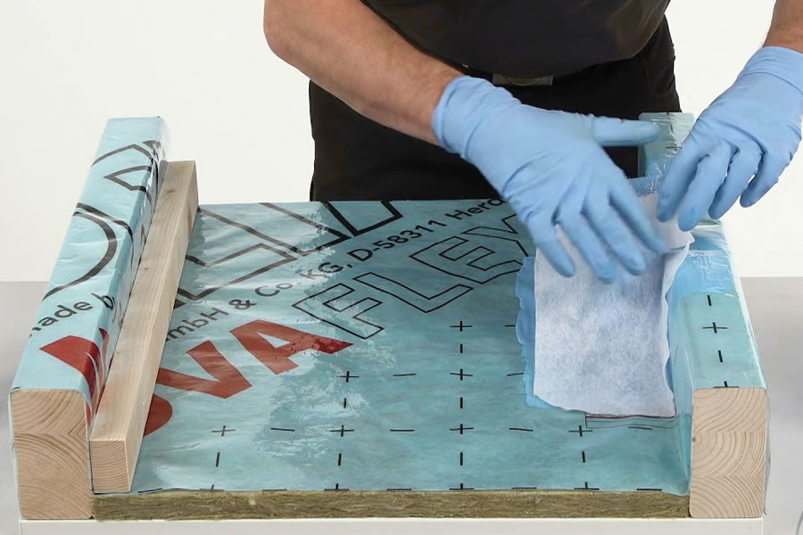 Magyar nyelvű videókból ismerhető meg a DELTA-LIQUIXX légzáró bevonat helyes alkalmazása